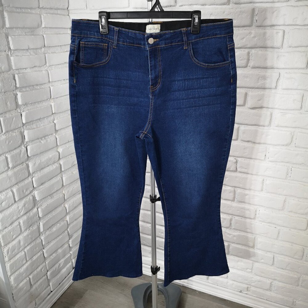 Charlie Paige Ladies Size XL Medium Wash Zipper & Button Closure Flare Jeans